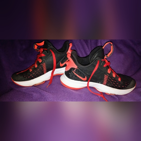 Nike LeBron Witness 5 CQ9380-005 Black/University Red Boy's/Women's Size 5Y/7 - Picture 1 of 8